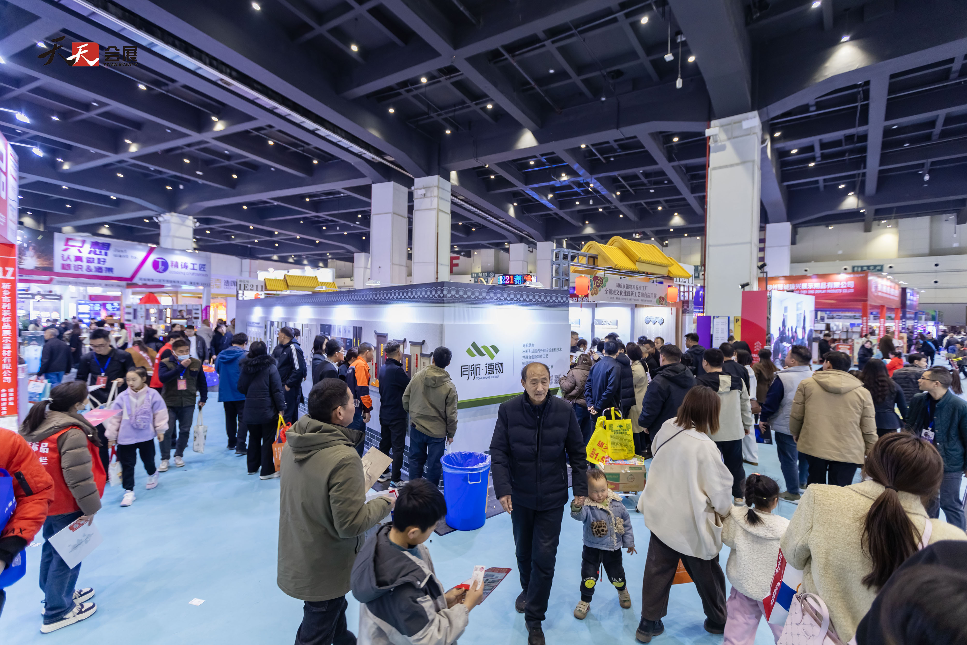 人潮涌動(dòng)，熱鬧非凡|2025春季中原廣告展第二天盛況依舊